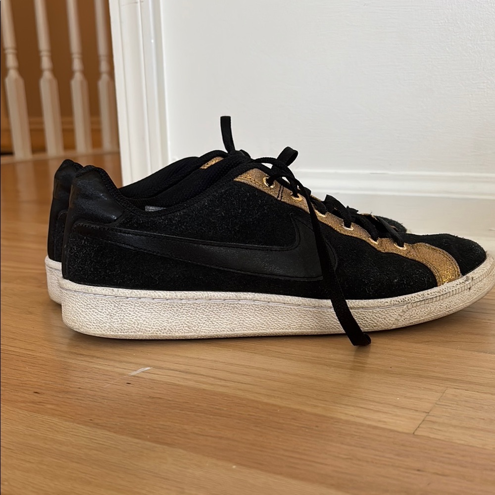 Nike Black and Gold Sneakers Suede Low-Top